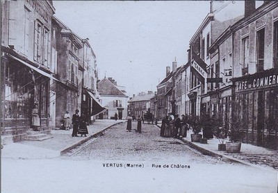 la rue de châlons de Vertus sur une carte postale ancienne